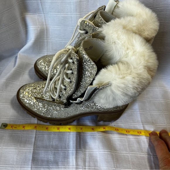 Very G Sparkling Silver Ankle Boots with Faux Fur Trim Women's Size 6.5 Glam - Picture 9 of 12